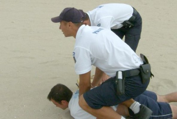 Indivizi care au furat din locuinţe sau de pe plajă, prinşi de poliţişti